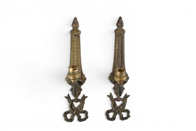 paire de chandeliers anciens en laiton sur fond blanc