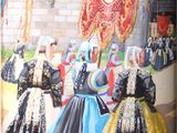 une peinture représentant un groupe de personnes costumées