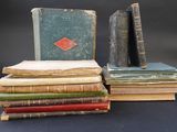 plusieurs vieux livres empilés sur une table