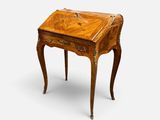 un bureau ancien muni d'un tiroir sur le dessus