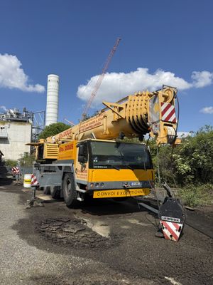 une grue garée sur le bord de la route