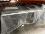 un micro-ondes posé dans un sac en plastique sur le plan de travail