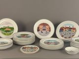 un grand nombre d'assiettes posées sur une table