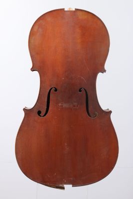 un vieux violoncelle posé sur un pupitre, sur fond blanc