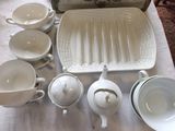 beaucoup d'assiettes et de tasses blanches posées sur une table