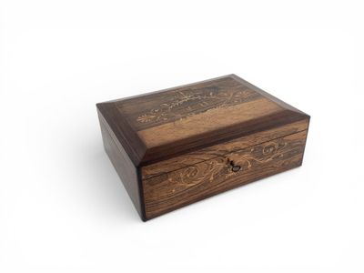 Important coffret à doucine en bois de différentes essences,…