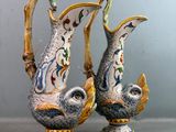 deux vases décorés d'oiseaux