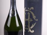 la bouteille de champagne se trouve à côté de la boîte contenant la bouteille