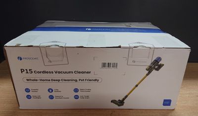 la boîte de l'aspirateur sans fil est ouverte sur la table