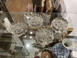 une table en verre sur laquelle sont posés de nombreux plats en verre