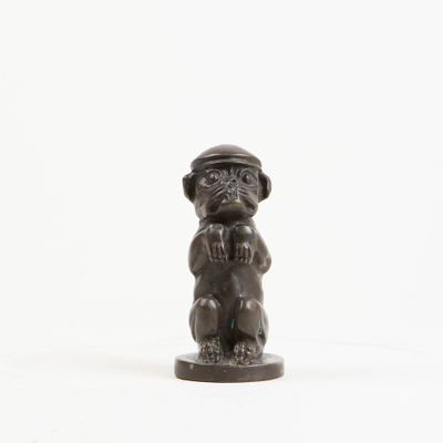 figurine représentant un singe coiffé d'un chapeau