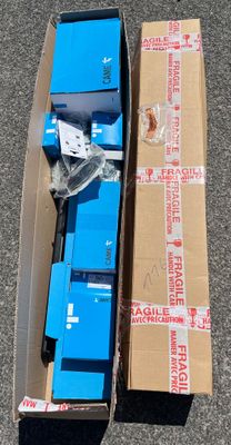 une boîte en carton contenant plusieurs boîtes bleues