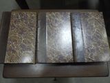 trois livres posés sur une table en bois