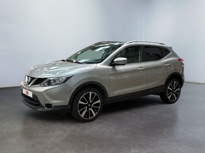 un SUV Nissan QX-V argenté garé dans une pièce blanche