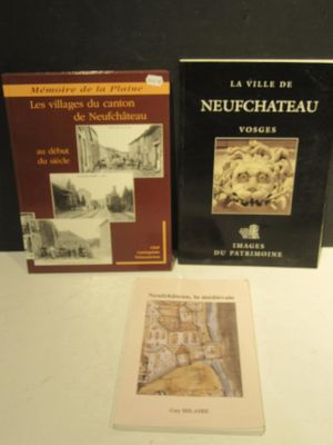 deux livres posés l'un à côté de l'autre sur une table