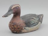 un canard en bois posé sur une table
