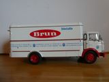 un petit camion jouet posé sur une table