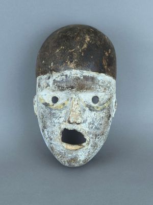 l'image d'un vieux masque à l'air surpris