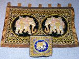 deux éléphants assis sur une table