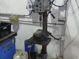 une machine qui se trouve à l'intérieur d'un bâtiment