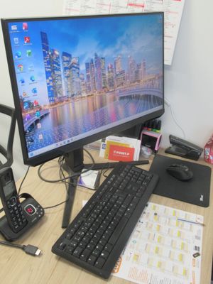 un bureau d'ordinateur équipé d'un clavier, d'une souris et d'un écran