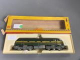 une boîte contenant un petit train, posée sur une table