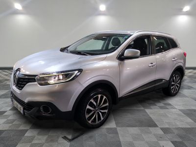 Le nouveau SUV Renault Kad est garé dans un showroom.