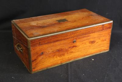 une vieille boîte en bois posée sur une table noire