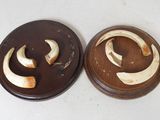 deux morceaux de nourriture posés sur une table