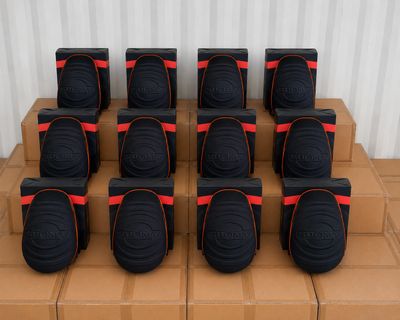 une pile de boîtes empilées les unes sur les autres