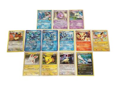 une pile de cartes Pokémon empilées les unes sur les autres