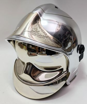 casque de moto argenté sur fond blanc, avec le reflet du casque