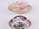 deux tasses et soucoupes ornées de motifs floraux sur un fond blanc