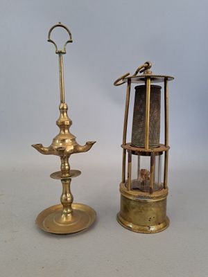 deux types différents d'objets en laiton posés sur une table