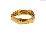 gros plan d'une bague en or sur fond blanc