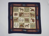 une image représentant un foulard carré orné de chevaux