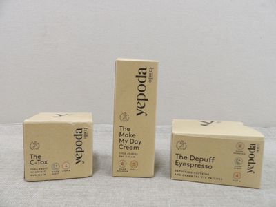 trois boîtes de savon posées les unes à côté des autres sur une table