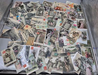 une valise remplie de vieilles photos et de cartes postales