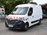 une camionnette blanche garée dans un parking