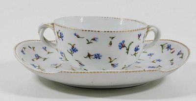 SÈVRES (dans le goût de). Écuelle à bouillon en porcelaine, …