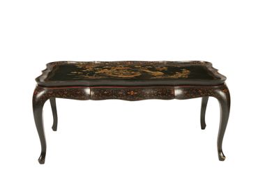 une image représentant une petite table aux motifs noirs et dorés