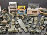 de nombreux véhicules militaires miniatures exposés sur une table