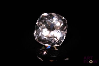 gros plan d'un diamant blanc sur une surface noire