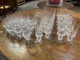 beaucoup de verres sur la table prêts à être remplis