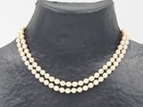 un collier de perles blanches sur un mannequin mannequin mannequin mannequin mannequin mannequin mannequin mannequin mannequin mannequin