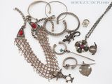 beaucoup de bijoux posés sur la table