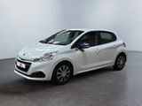 la petite voiture blanche est garée dans une grande pièce