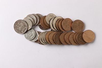 une pile de pièces de monnaie posée sur une table blanche