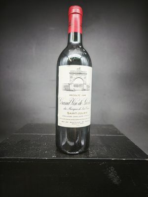 une bouteille de vin rouge posée sur une table noire