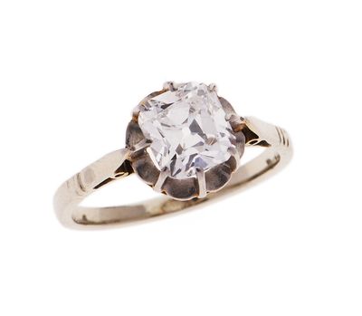 gros plan d'une bague en diamant sur fond blanc